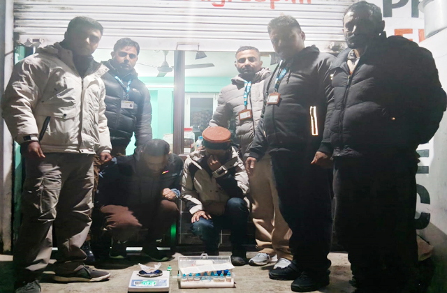 चम्बा गैस्ट हाऊस में पुलिस की रेड से मचा हड़कंप चिटे के साथ 2 युवक गिरफ्तार