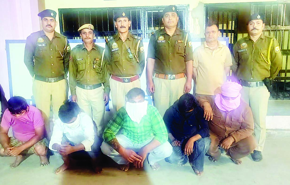 डरा धमका कर लूटने वाले गिरोह का पर्दाफाश, पांच आरोपी गिरफ्तार, लोगों को पकड़ कर जबरन करवाते थे ऑॅनलाइन ट्रांजेक्शन
