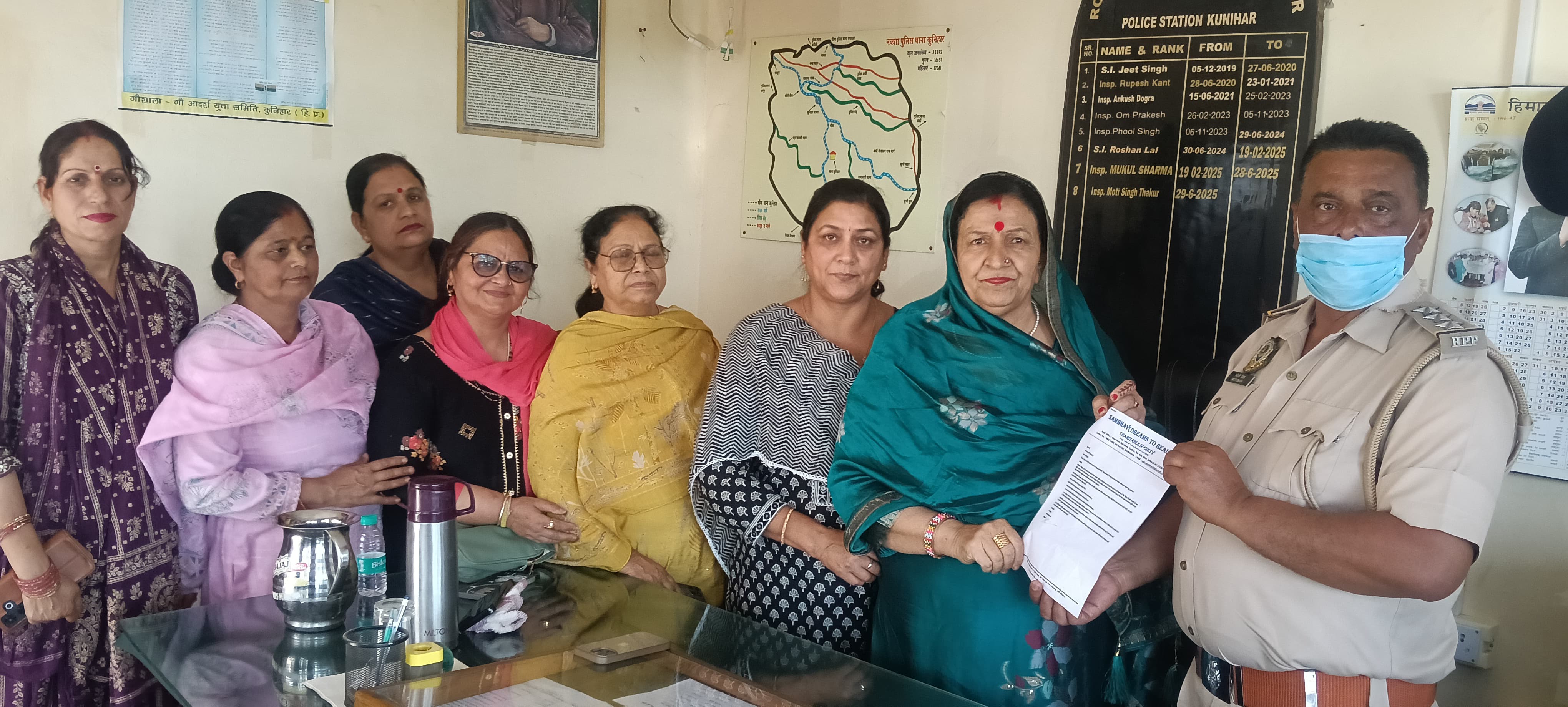 कुनिहार में नशे पर लगाम लगाने की मांग, संभव संस्था ने SHO को सौंपा ज्ञापन