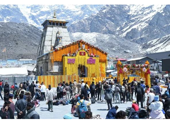 उत्तराखंड भक्ति में सजी केदारनगरी 51 कुंतल फूलों से सजा धाम, कल खुलेंगे बाबा केदार के कपाट