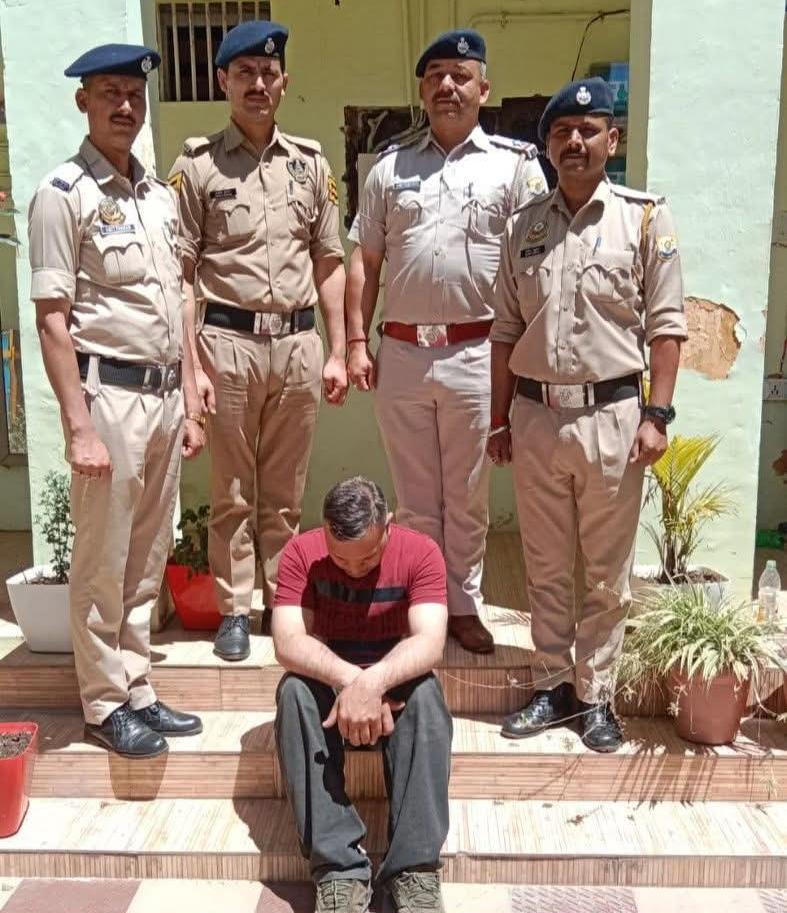 घर में छुपा रखा था नशे का सामान अब पुलिस ने किया गिरफ्तार