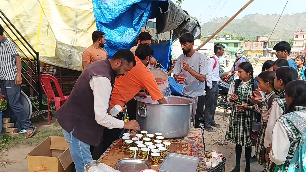 कुनिहार में भीषण गर्मी के बीच स्थानीय लोगों द्वारा राहगीरों के लिए शीतल जल व फल वितरण  